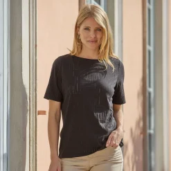 Ausbrenner-Shirt mit geometrischem Muster.