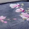Bettwäsche in grau mit violettem Blumenmuster