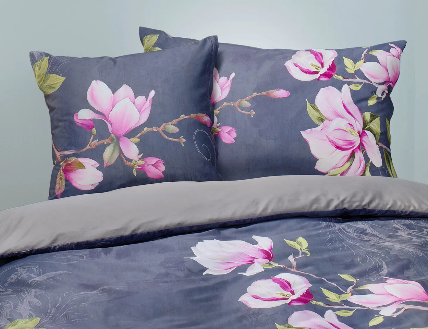 Bettwäsche in grau mit violettem Blumenmuster