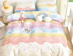 Bettwäsche in Regenbogenfarben und bunten Sternen