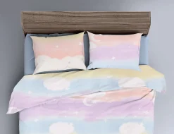 Bettwäsche in Regenbogenfarben und bunten Sternen