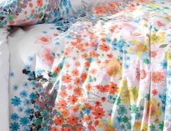 Bettwäsche in weiss mit buntem Blumenmuster