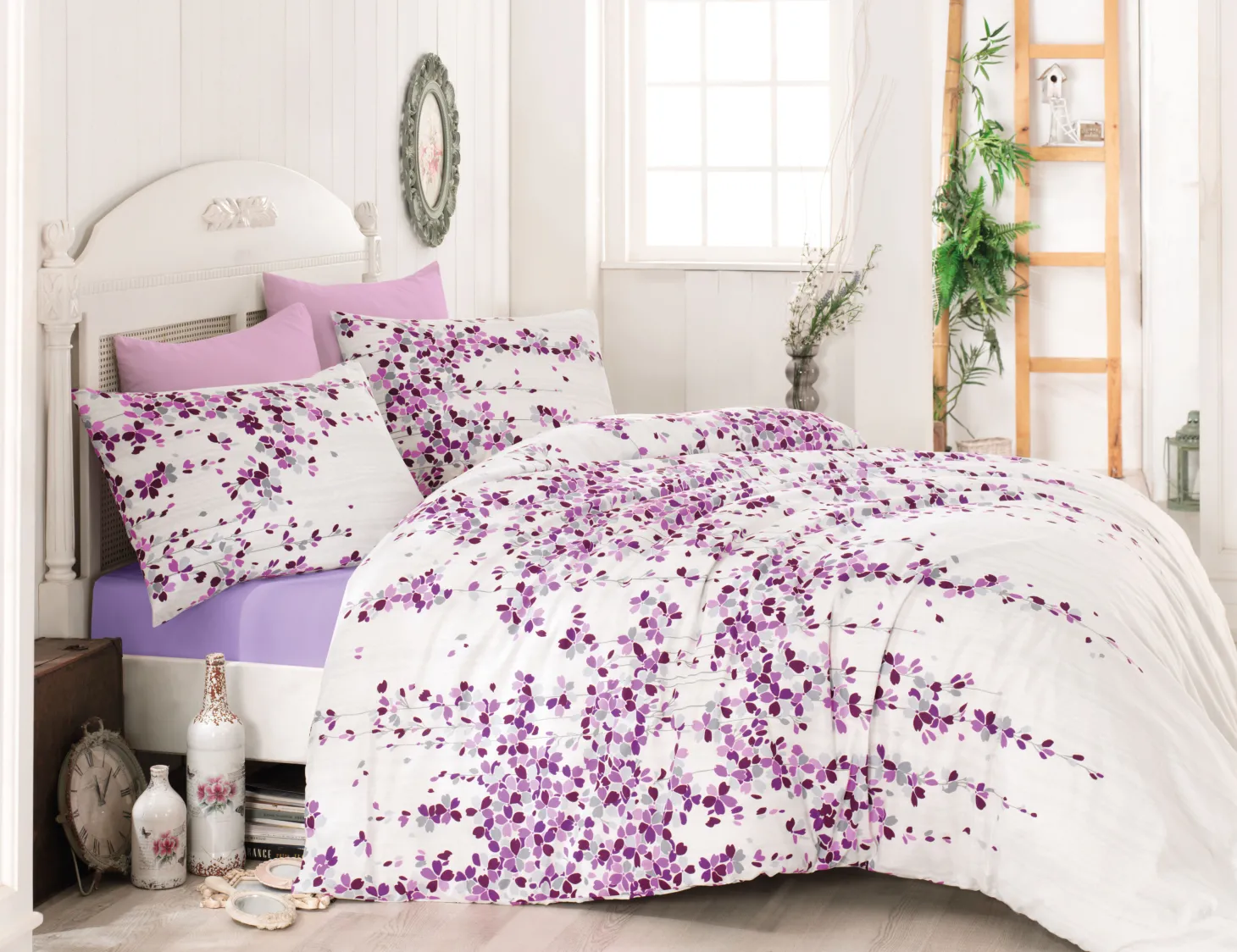 Bettwäsche in weiss mit violettem Floralmuster