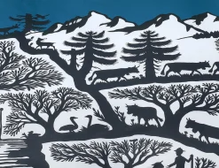 Bettwäsche mit Alpenkulisse schwarz-weiss auf blauem Hintergrund