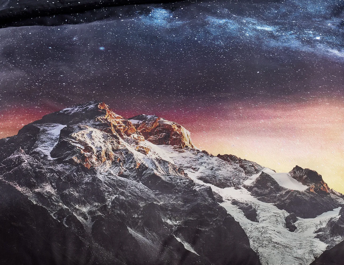 Bettwäsche mit Berg unter einem Nachthimmel