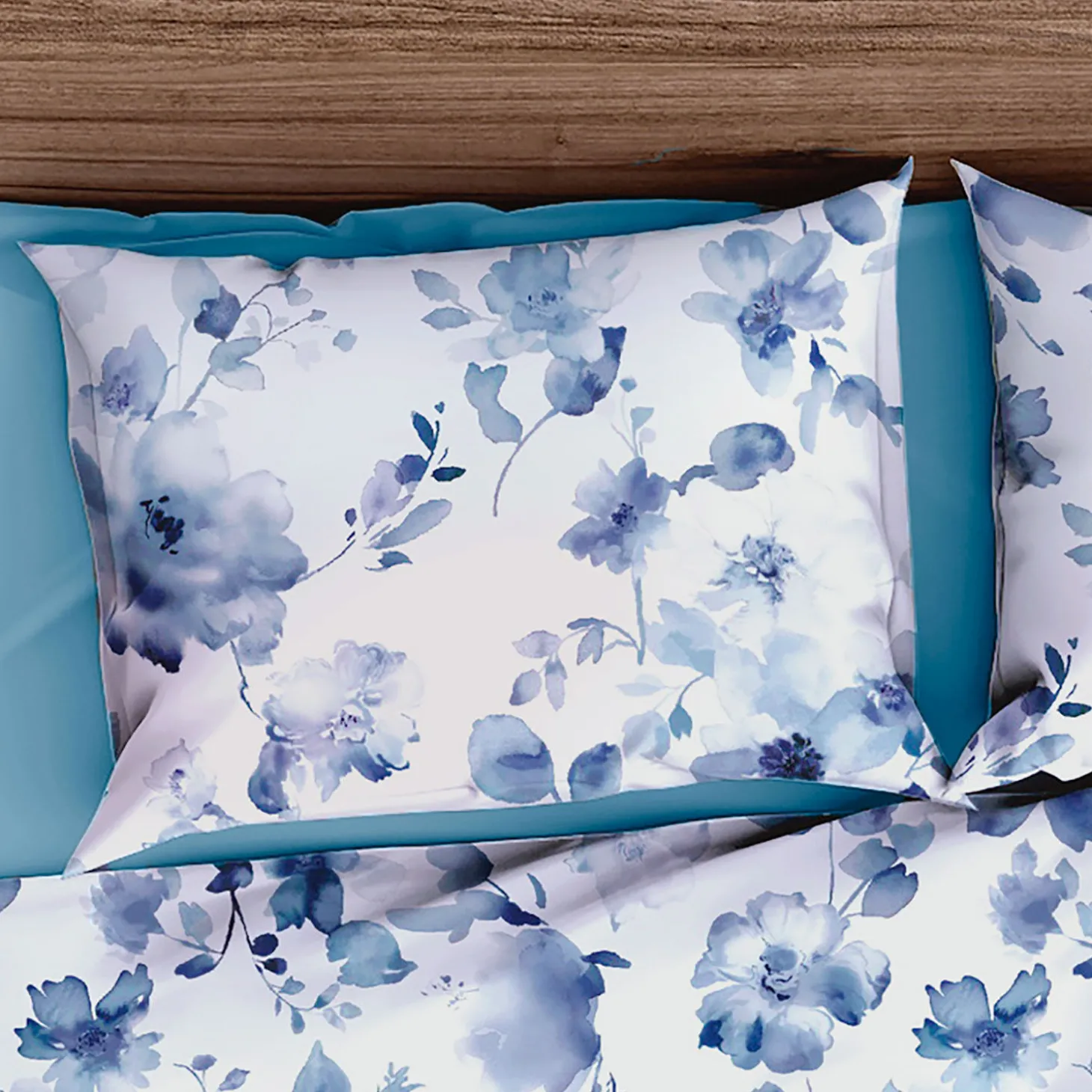 Bettwäsche mit blauen Aquarell-Blüten