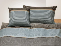 Bettwäsche mit blau-grauem Streifenmuster