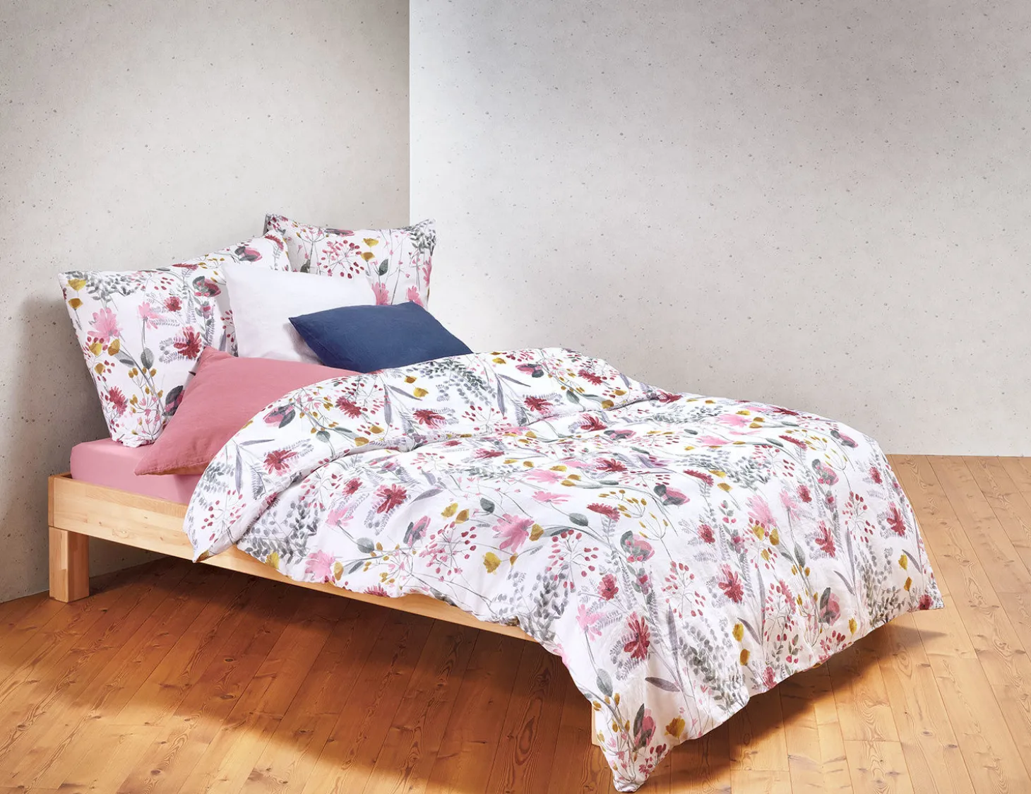 Bettwäsche mit farbigem Blumenmuster