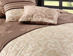 Bettwäsche mit feinem Blumen- und Ornamentmuster in braun und beige Tönen