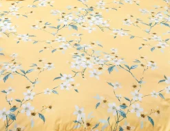 Bettwäsche mit schönem Blumenmuster auf hellem Untergrund