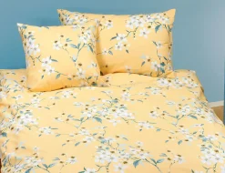 Bettwäsche mit schönem Blumenmuster auf hellem Untergrund