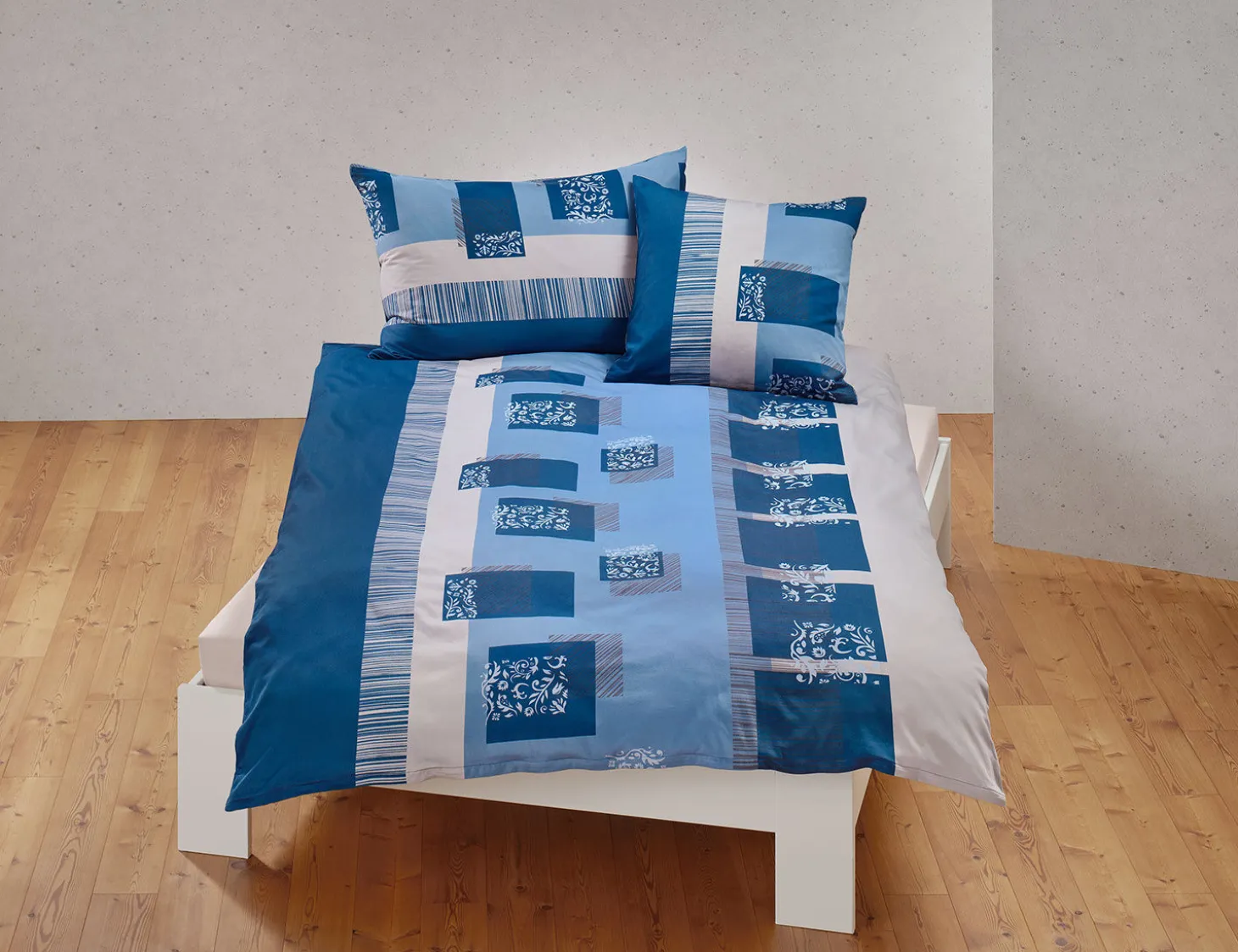 Bettwäsche mit Streifen und quadratischem Blütenmuster