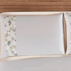 Bettwäsche mit zarter Blumenstickerei auf Feinsatin