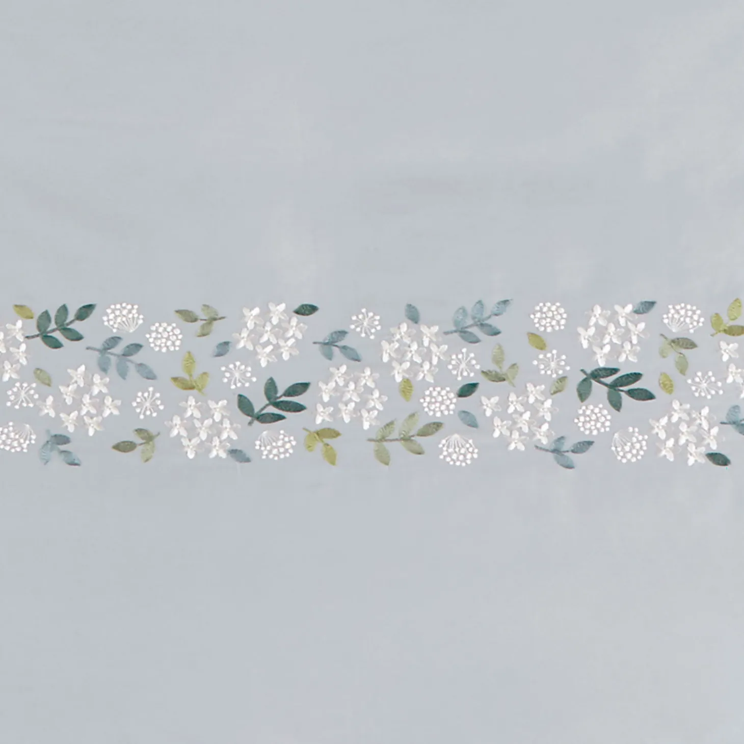 Bettwäsche mit zarter Blumenstickerei auf Feinsatin