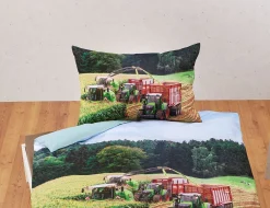 Bettwäsche roter Mähdrescher bei der Feldarbeit