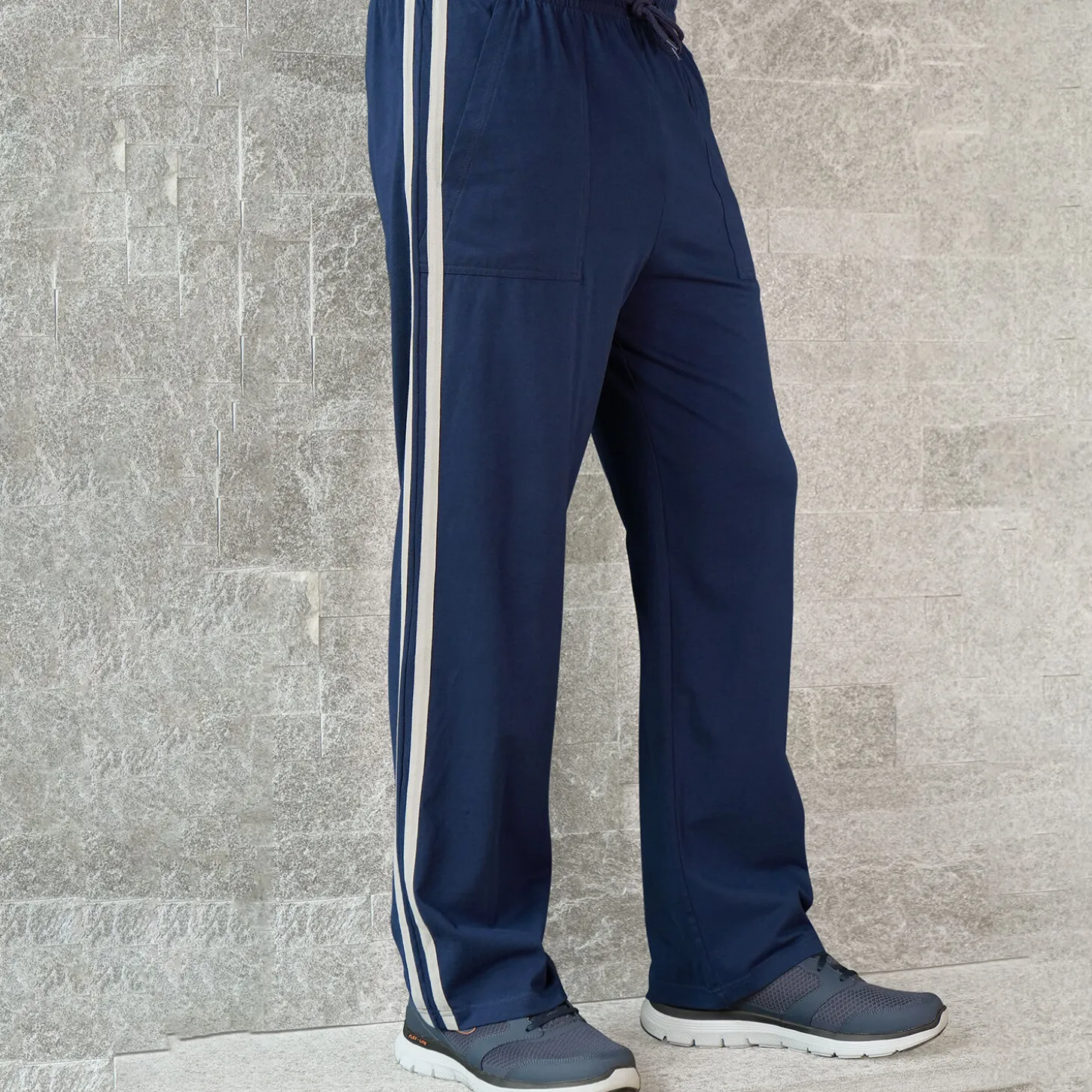 Freizeithose mit seitlichem Streifen