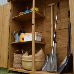 Geräteschrank aus Fichtenholz