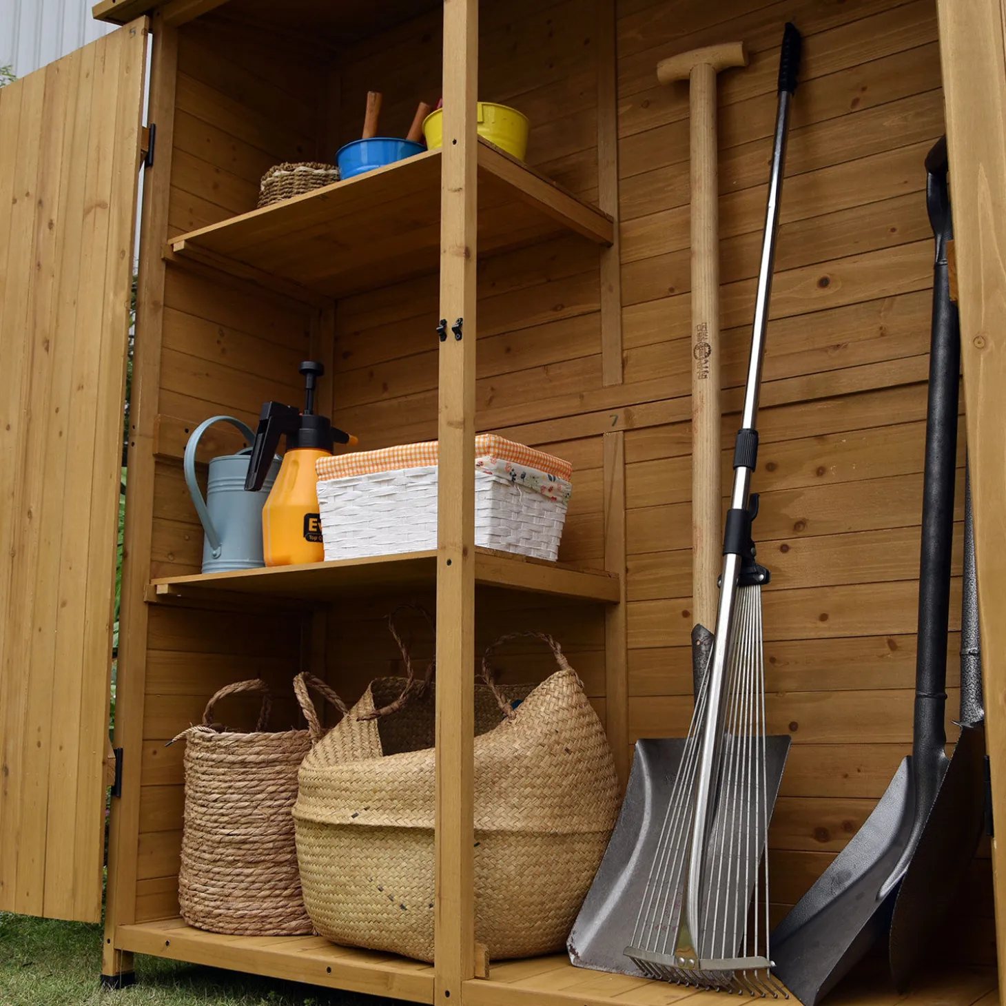 Geräteschrank aus Fichtenholz