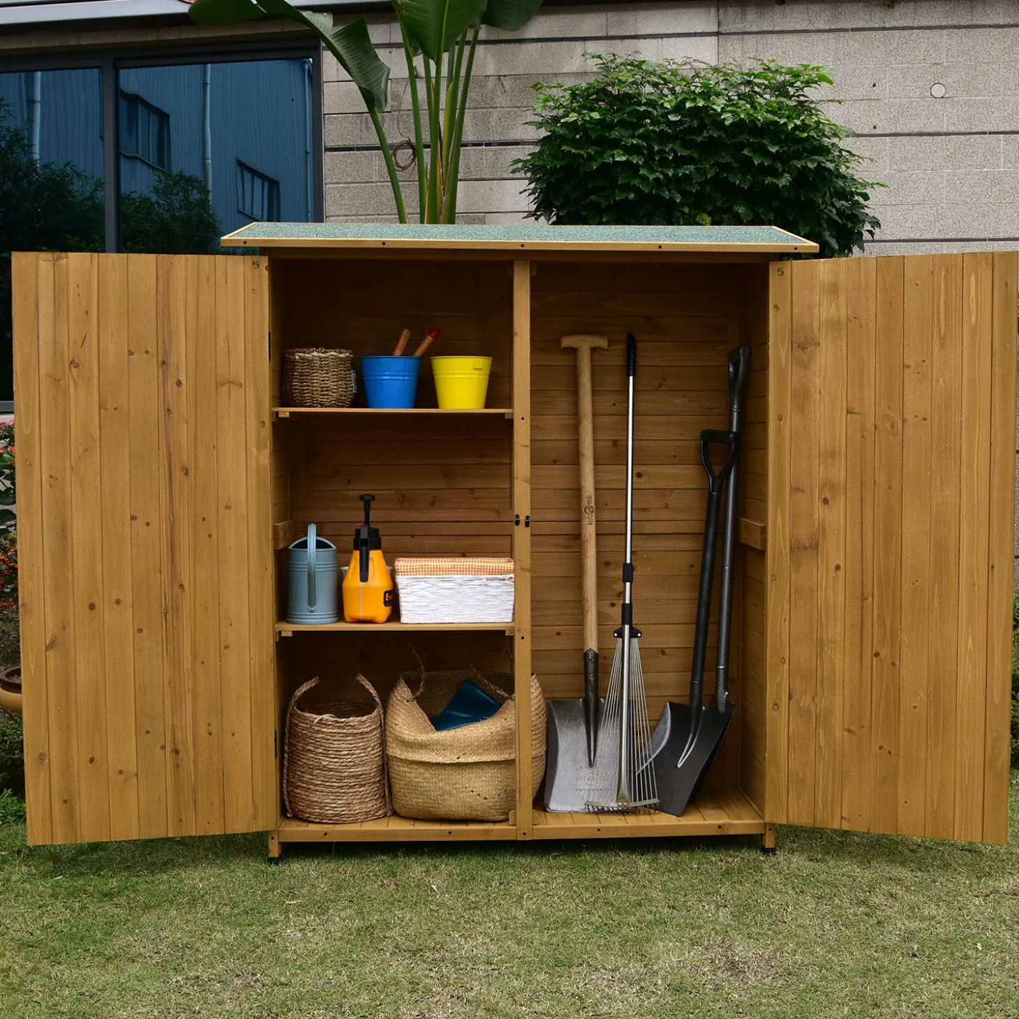 Geräteschrank aus Fichtenholz