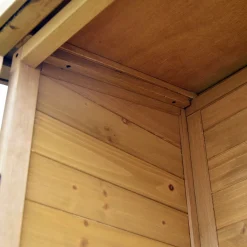 Geräteschrank aus Fichtenholz