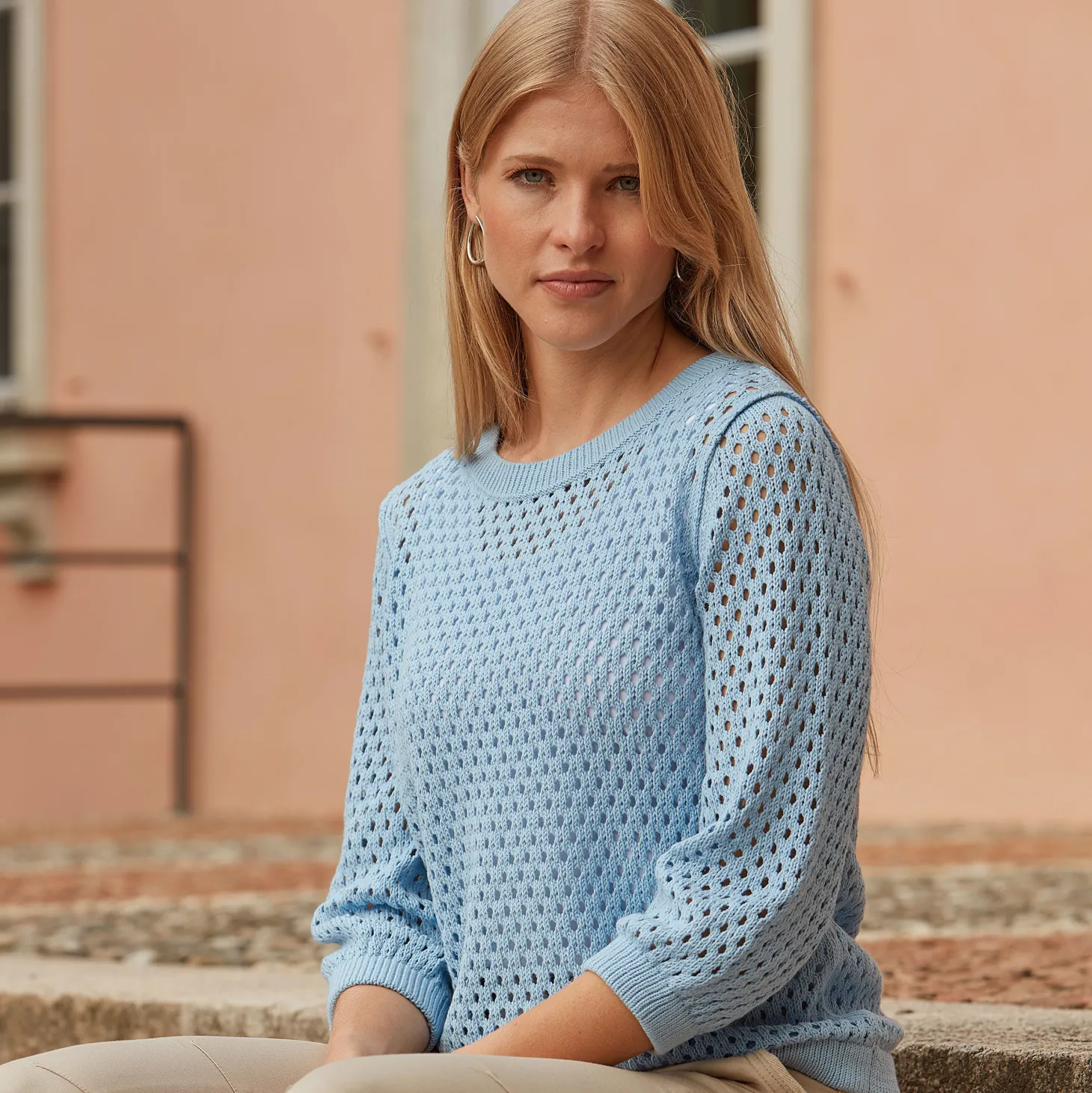 Gestrickter Ajourpullover mit Rundhalsausschnitt