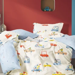 Kinderbettwäsche mit bunten Autos und Lastwagen