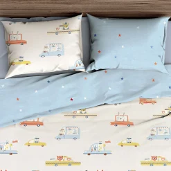 Kinderbettwäsche mit bunten Autos und Lastwagen