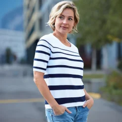 Kurzarmpullover in Streifenoptik mit Rundhalsausschnitt