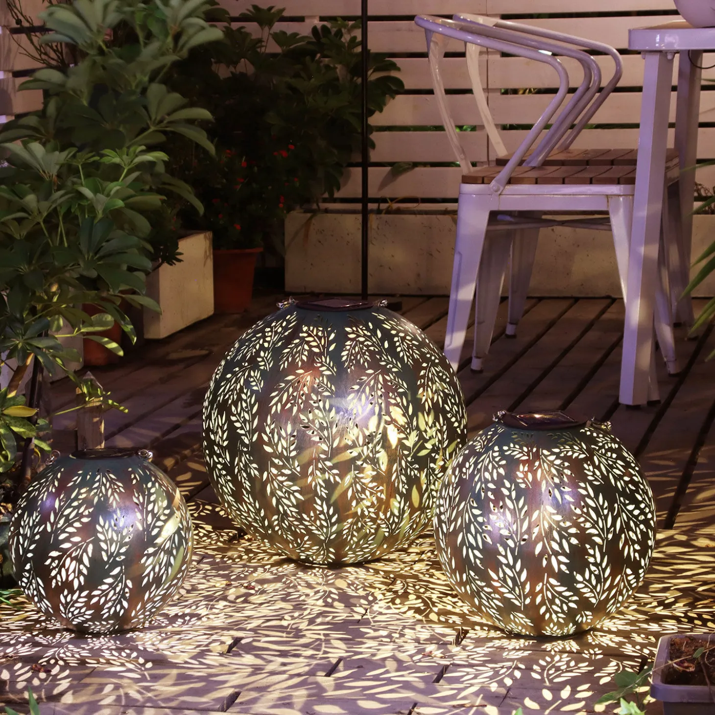 Solar-Laterne mit Blatt-Motiv, LED warmweiss