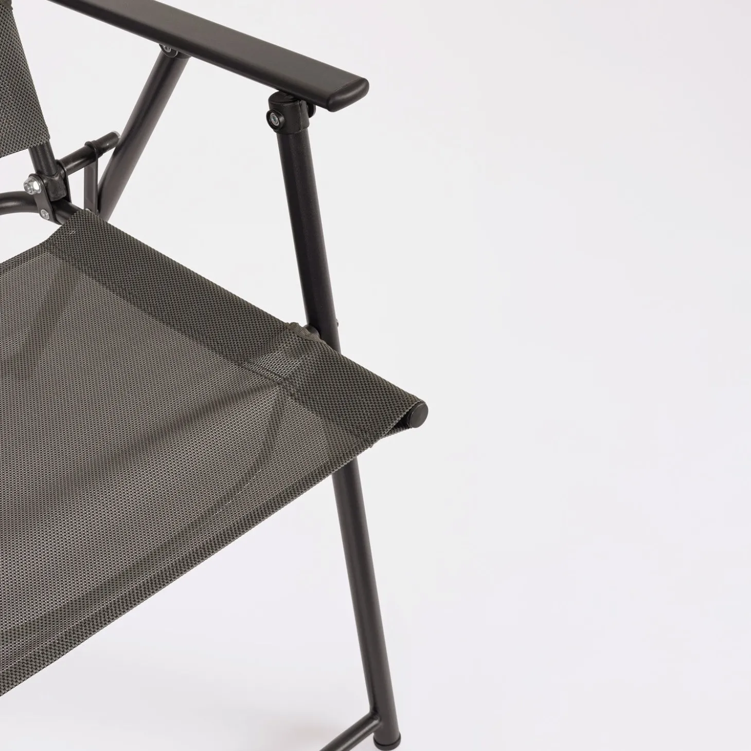 Tisch mit 4 Stühlen und Sonnenschirm