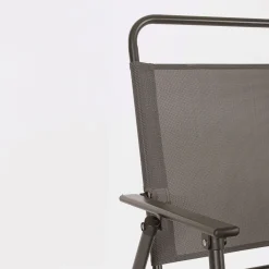 Tisch mit 4 Stühlen und Sonnenschirm
