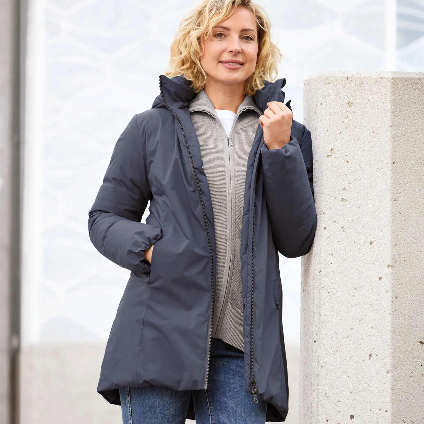 Wärmende Damen Jacke mit abnehmbarer Kapuze